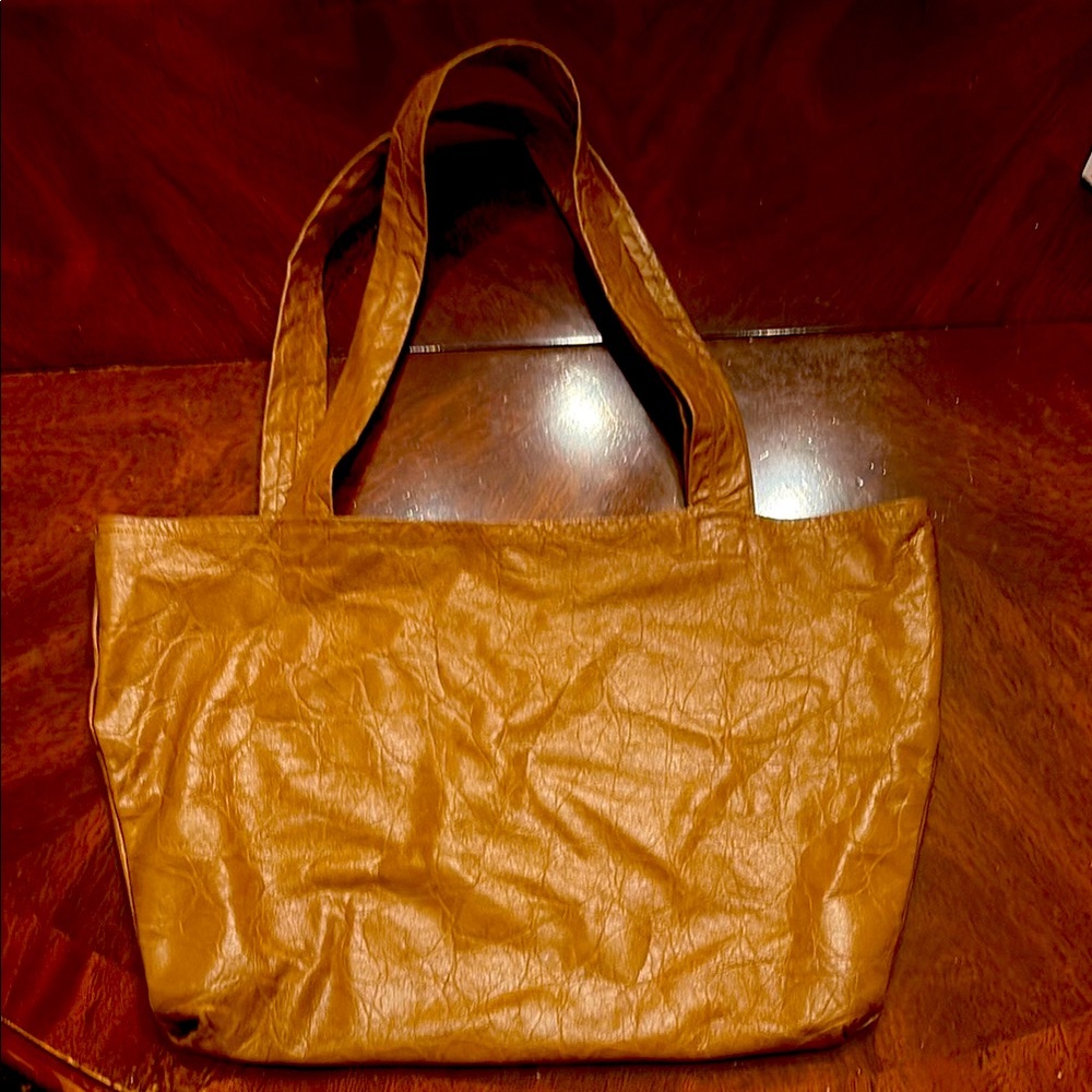 Classic Tan Leather Tote with Vintage Appeal
